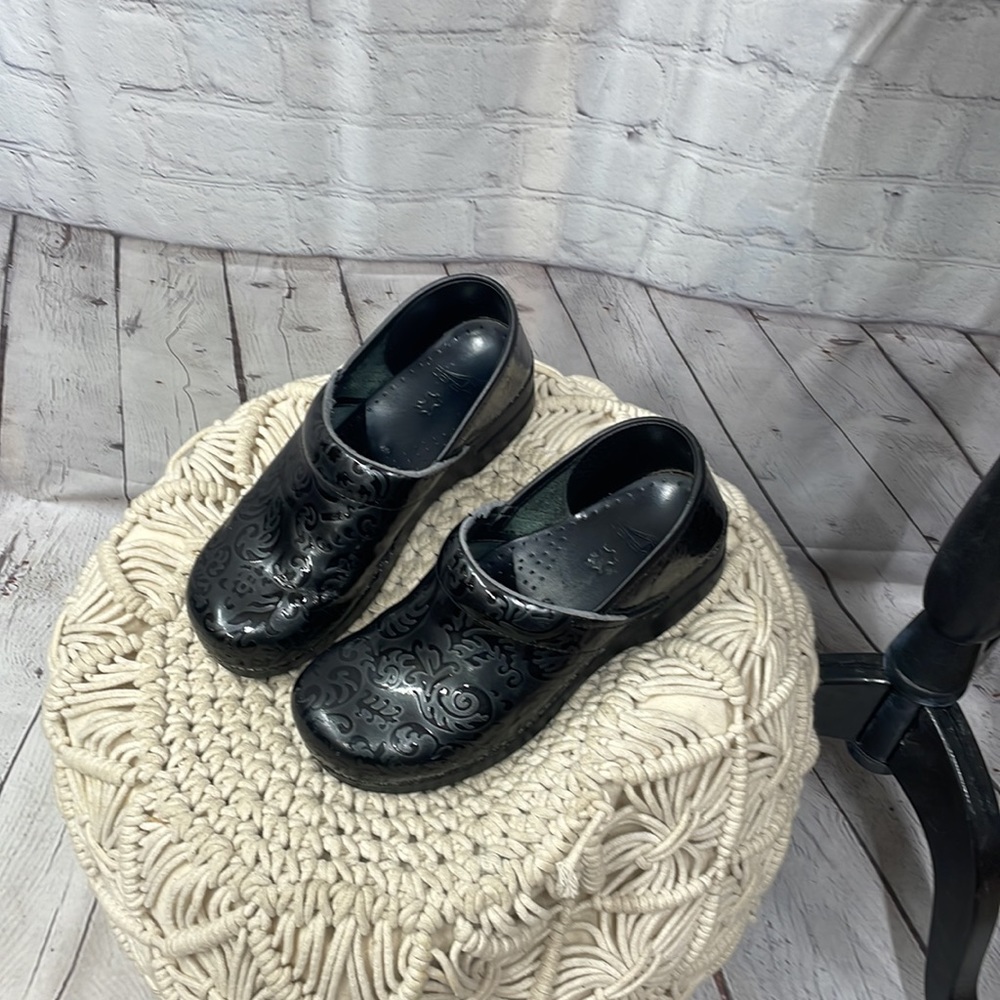Dansko slip on black embossed print leather size 40 shoes - Picture 2 of 9